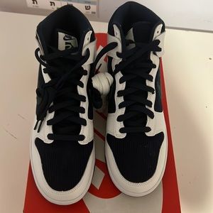 Selling Nike sneakers brand new never worn